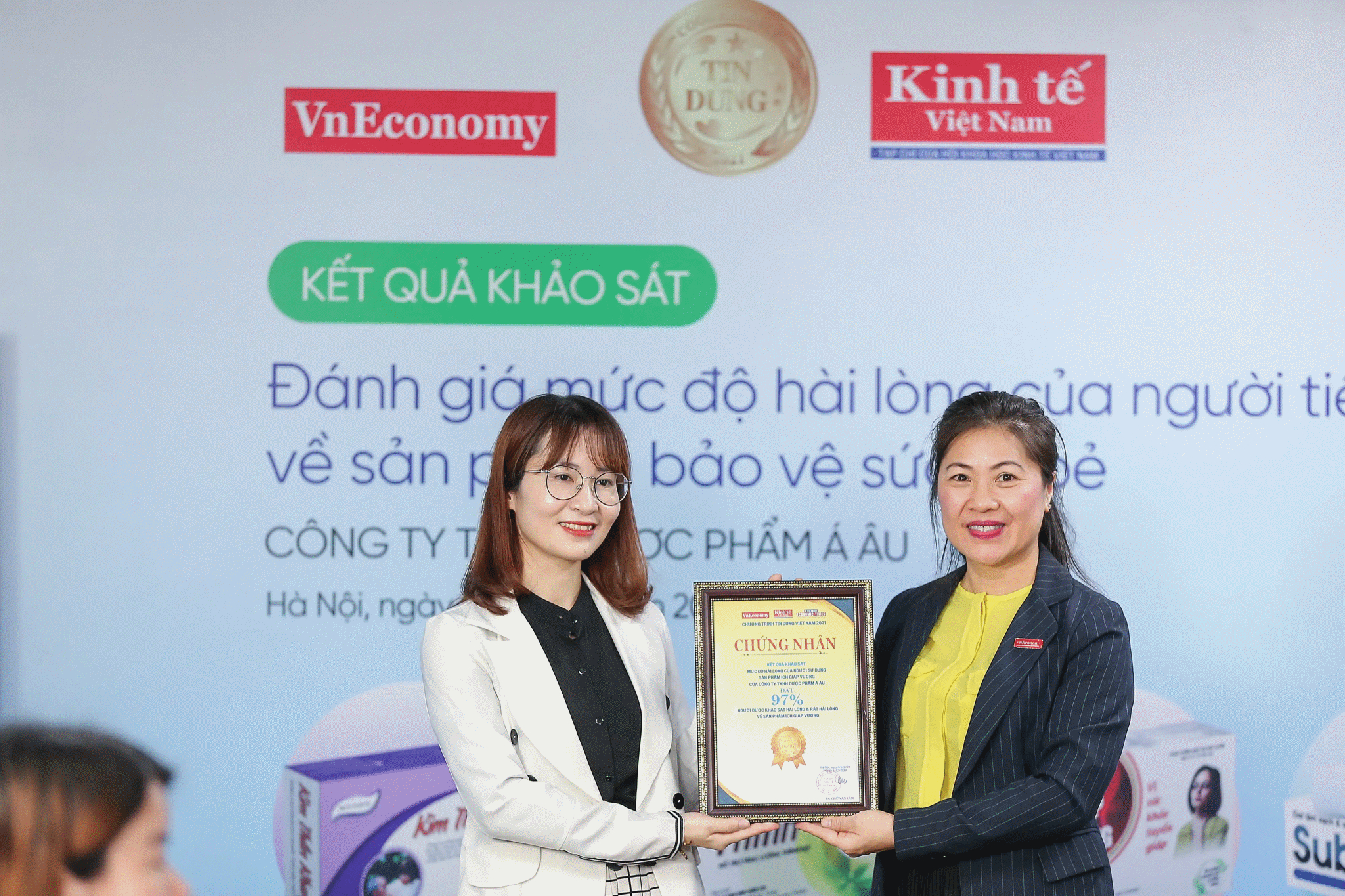 Đại diện Ban Tổ chức nghiên cứu trao chứng nhận cho đơn vị phát triển sản phẩm Kim Thần Khang